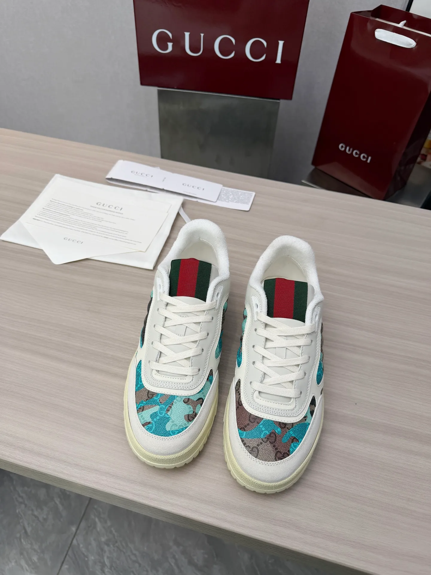 [G Home] P: 600💰 Men's Size: Men's 39-44 (45 custom-made) 🆕2025.GUCC Gucci original order quality The latest popular high and low top distressed couple sneakers series are shipped. Original purchase, development and production. This high and low top sneakers adopt a basketball-style silhouette design, cleverly integrated with hollow panels and distressed effects, showing unique ingenuity. The ingenuity incorporates brand logo details such as interlocking Double G styling accessories and Gucci lettering, a low-key tribute to the brand's design heritage. Exquisite packaging at the delivery counter 🛍📦 ▪️ Fabric: Original customized imported first-layer cowhide ▪️ Inner lining: Imported first-layer cowhide ▪️ Sole: Original molded two-color TPU sole ▪️ Sole thickness: 3cm